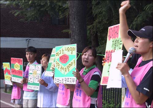 전국여성노조 광주지부 회원들이 비정규직 영양사의 고용보장을 요구하는 집회를 갖고 있다. 